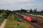 185 238 und 185 365 ziehen am 23.06.2009 einen aus Kesselwagen bestehenden Zug durch Köln-Porz.