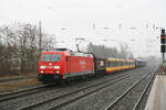 Am 4. Januar 2013 konnte ich bei sehr bescheidenen Licht- und Wetterverhältnissen diese interessante Überführung ablichten.
185 289 transportiert zwei für Karlsruhe bestimmte Stadtbahnen in Richtung Norden.
Aufgenommen vom Bahnsteig der S-Bahn-Station  Norf  in Neuss.