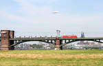 Eine unbekannte Lok der Baureihe 185 befährt die Kölner Südbrücke am 13. Juni 2006.