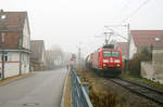 185 030 hat den Bahnhof von Neuenburg (Baden) mit einem Güterzug nach Mulhouse verlassen.