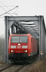 185 034 hat mit einem Güterzug nicht nur den Rhein überquert sondern auch gleichzeitig die Staatsgrenze Frankreich / Deutschland.