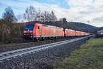 185 006-4 ist am 15.12.16 mit einen gemischten Lokzug in Richtung Fulda bei Vollmerz zu sehen.