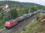 185 310 fuhr am 4.9.15 mit einem langen Güterzug an Goßmannsdorf vorbei.