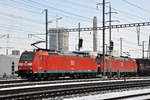 Doppeltraktion, mit den DB Loks 185 115-3 und 185 103-9, durchfahren den Bahnhof Pratteln.