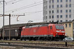 DB Lok 185 131-8 durchfährt den Bahnhof Pratteln.