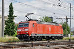 DB Lok 185 110-4 durchfährt den Bahnhof Pratteln. Die Aufnahme stammt vom 07.06.2017.