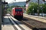 LZ kommt die 185 233-4 durch Neckargerach in Richtung Mannheim gefahren am Montagmorgen den 28.8.2017 (Gegenlichtaufnahme)