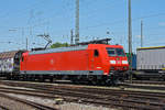 DB Lok 185 136-9 durchfährt den badischen Bahnhof.