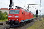 DB Cargo AG [D] mit  185 113-8  [NVR-Nummer: 91 80 6185 113-8 D-DB] am 25.07.22 Durchfahrt Bahnhof Dessau Hbf.
