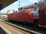 185 044 mit einem Gterzug am 14.08.2007 in Regensburg.