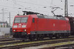 DB Lok 185 102-1 durchfährt am 02.12.2022 den badischen Bahnhof.