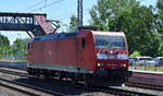 DB Cargo AG, Mainz mit ihrer  185 188-0  [NVR-Nummer: 91 80 6185 188-0 D-DB] am 15.05.24 Höhe Bahnhof Saarmund.