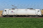 185 417  SRI Rail Invest und ein paar Botschaften im Dreck der Lok am 17.4.26 bei Vierkirchen
