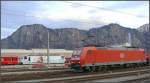 Zwei moderne Fahrzeuge in Schmal- und Normalspur begegnen sich in Landquart. Ge 4/4 III 645  Tujetsch  der RhB und BR 185 140-1 der DB. (21.11.2007)