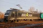 Mehrsystemlok 185 572-5 der R4C (rail4chem) wird am 27.12.2007  passend von der Sonne ausgeleuchtet.