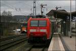 185 060 hat sich an die 145 048 angekuppelt. Gleich werden beide als Lokzug nach Finnentrop fahren und dort einen Gterzug Richtung Hagen bernehmen. (17.01.2008)