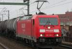 Die 185 258-1 der DB Railion durchfuhr Köln Ehrenfeld mit einem langen Güterzug am 23.12.2008