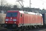 Die 185 348-0 durchfuhr Kln West mit einem langen Gterzug am 03.01.2009