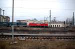 Eine unbekannte Lok der BR 185 fhrt am 22.02.09 am Hbf Halle(S) vorbei. Am Haken hatte sie einen LKW-Walter-Zug.