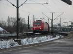 Hier sieht man die 185-013 die am 23.2.2005 auf dem Gterzugleis ber die Rheinbrcke war. Hier bei der Durchfahrt von Ludwigshafen.