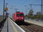 185 254-0 Railion DB Logistics bei der Durchfahrt durch den Bahnhof Vrum am 10.04.2008