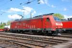 BR 185 090-8 in Kornwestheim am 19.04.2009 vor einem Containerzug.