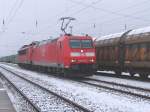 Die 185 015-0 fhrt gemeinsam mit 155 250-4 an den KLV-Zug nach Verona im Cargo-Bahnhof Rostock-Seehafen.Aufgenommen am 13.03.05