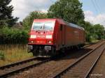 185 303-5 rollt als Tfzf durch das beschauliche rtchen Prisdorf Richtung Hamburg. Aufgenommen am 6.07.09.