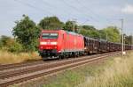 185 047-8 zieht am 14.07.2009 einen Rungenwagenzug mit Rhren kurz vor berquerung des Mittellandkanals bei Peine