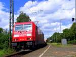 185 304-3 kommt mit einem Gterzug an der Rechten Rheinstrecke entlang in Richtung Sden. Hier grade bei der Durchfahrt von Rhndorf am 28.07.09