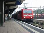 185-079 mit ihrem Zug aus Auto und Traktoren bei der Durchfahrt von Worms Hbf.