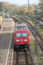Eine von Schenkers neuesten, die 185 380-3, fhrt am 30.10.2009 in Gppingen auf das  Halt  zeigende Signal Richtung Ulm zu.