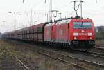 Die 185 235-9 zieht in DT einen langen Kohlezug durch Ratingen Lintdorf am 21.11.2009
