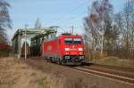 185 213-6 Railion am 19.11.2009 nach berquerung des Mittellandkanals bei Peine