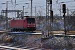 185 072 wartet  am Mast  auf die Einfahrt in den Bf Stralsund am 03.01.2010