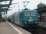 185-CL 006 der Firma Rail4Chem (R4C) schleppt eine E-Lok der Baureihe 145 ab und sie zieht einen Chemiezug.
