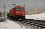 185-376 an einem gemischten Gterzug Richtung Regensburg unterwegs.Im Hintergrund eine dunkle Schneewolke.(KBS 880,bei Neumarkt,13.02.2010)