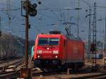 185 207-8 rangiert am 01.04.2010 im Sonnenschein vor einem dramatisch dunklem Himmel in Aachen West. Nur wenige Minuten spter entlud sich ein heftiges Gewitter mit Blitz, Donner und Hagelschlag. 