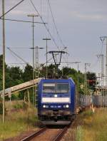 185 CL-009 kommt am Abend des 22.06.2010 mit einem Containerzug durch den Bf Knigslutter