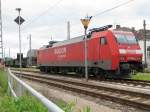 Am 13.06.2010 wartet eine Elektrolokomotive der BR 185 im Bahnhof von Wismar auf neue Aufgaben!