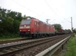 185 147-5 fhrt mit einem gemischten G+terzug durch Knigslutter.
Aufgenommen am 07.09.2010 kurz hinterm Bahnhof Knigslutter.