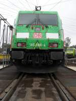 DB 185 389-4 auf der Drehscheibe in Osnabrck am 19.9.10. Mit ihr wurde die Lokwette gemacht. (Nur so als Tipp ich hab die Wette verloren)