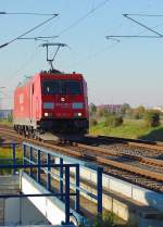 Solo kommt 185 281-3 von Neuss daher und das am 11.Oktober 2010 nachmittags.