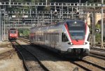 Der SBB-Flirt RABe 523 018 ist nach seinem S10 Einsatz aus Chiasso auf dem Wendegleis in Bellinzona. Im Hintergrund die deutsche E 185 109-6.