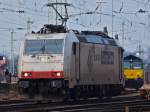 185 581-6  Celine Alia  von Crossrail mit Ewals Cargo Care Werbung rangiert am 28.01.2011 in Aachen West. Dahinter steht 266 005-8, eine Class66 von Ascendos Rail Leasing Sarl. 