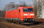 185 002 bei der Durchfahrt durch Kln West am 04.03.2011 