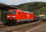 185 303-5 der DB Schenker Rail, fhrt am 30.04.2012 mit gem. Gterzug durch den Bahnhof Betzdorf/Sieg in Richtung Kln.