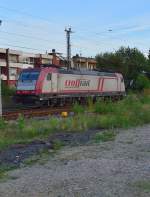 Lz ist die Crossrail 185 590-7 in Rheydt in Richtung Aachen unterwegs.