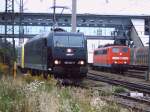 Wels Hbf 16.09.2006: Die pechschwarze 185 547 schiebt eine Dispot-Diesellok ( ER 20 004 )die im Zugverband mitgelaufen ist auf ein Abstellgleis.