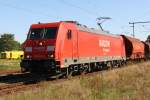 185 243 DB Railion mit Gterzug fhrt durch den Bf.